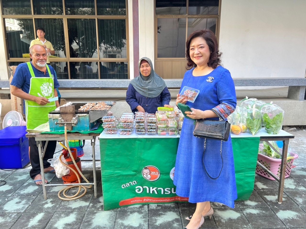 🎁พช.ฉะเชิงเทรา ส่งเสริมช่องทางการจำหน่ายผลิตภัณฑ์ OTOP จังหวัดฉะเชิงเทรา ณ ตลาดกลางลาน@ศาลากลาง♾️ริ้ว