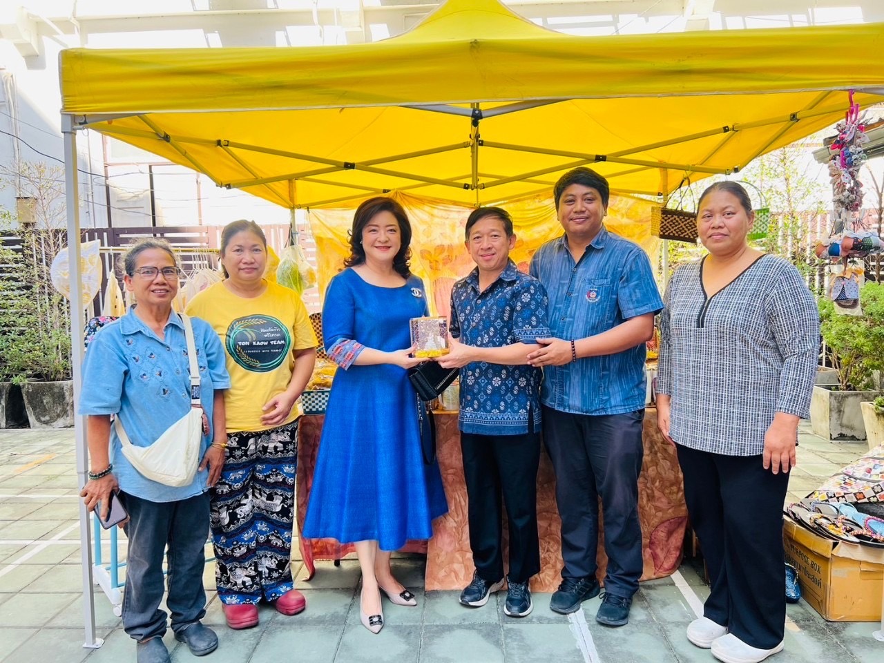 🎁พช.ฉะเชิงเทรา ส่งเสริมช่องทางการจำหน่ายผลิตภัณฑ์ OTOP จังหวัดฉะเชิงเทรา ณ ตลาดกลางลาน@ศาลากลาง♾️ริ้ว