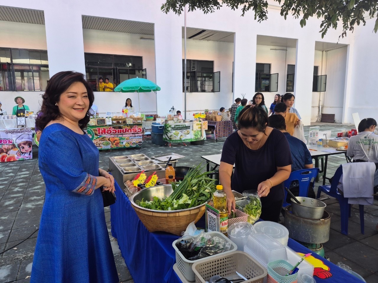 🎁พช.ฉะเชิงเทรา ส่งเสริมช่องทางการจำหน่ายผลิตภัณฑ์ OTOP จังหวัดฉะเชิงเทรา ณ ตลาดกลางลาน@ศาลากลาง♾️ริ้ว