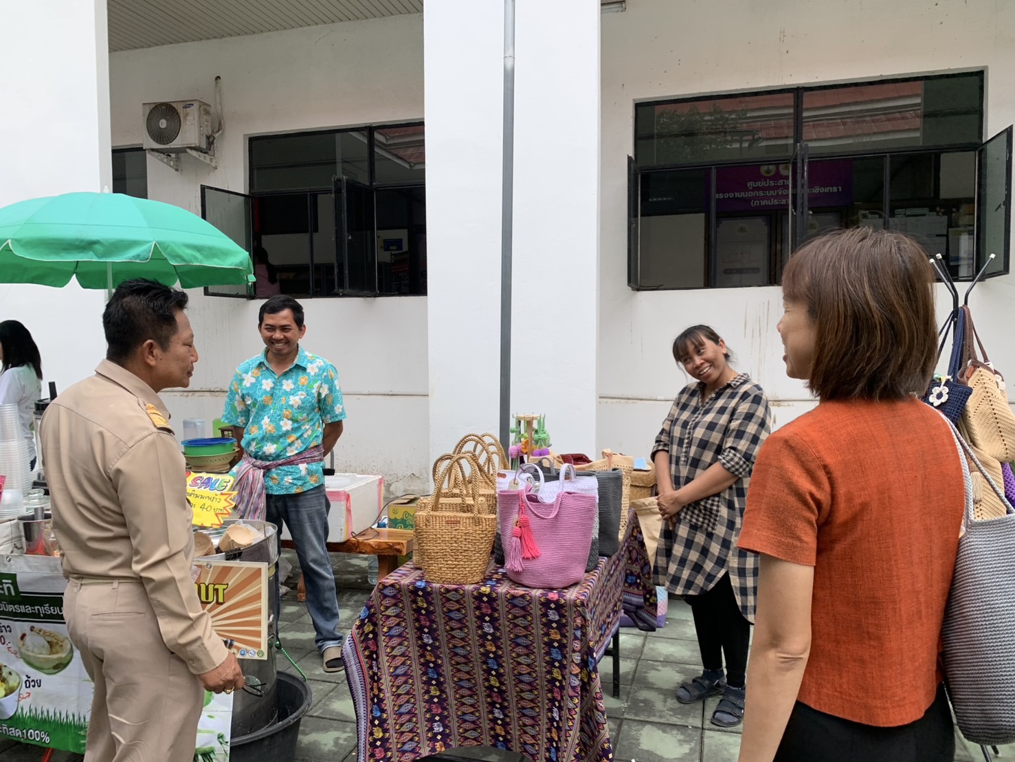 🎁พช.ฉะเชิงเทรา ส่งเสริมช่องทางการจำหน่ายผลิตภัณฑ์ OTOP จังหวัดฉะเชิงเทรา ณ ตลาดกลางลาน@ศาลากลาง♾️ริ้ว