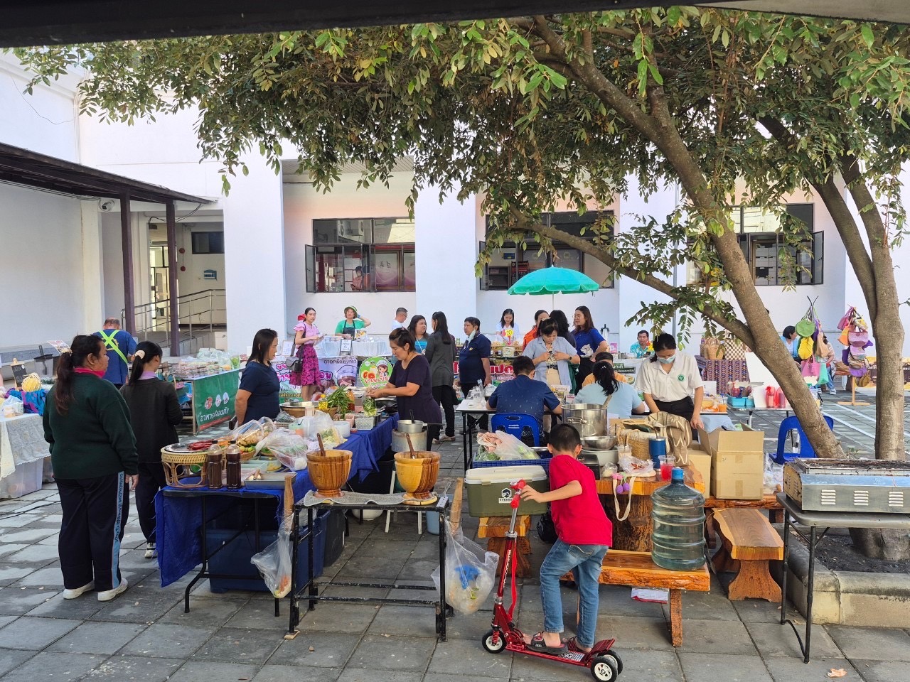 🎁พช.ฉะเชิงเทรา ส่งเสริมช่องทางการจำหน่ายผลิตภัณฑ์ OTOP จังหวัดฉะเชิงเทรา ณ ตลาดกลางลาน@ศาลากลาง♾️ริ้ว