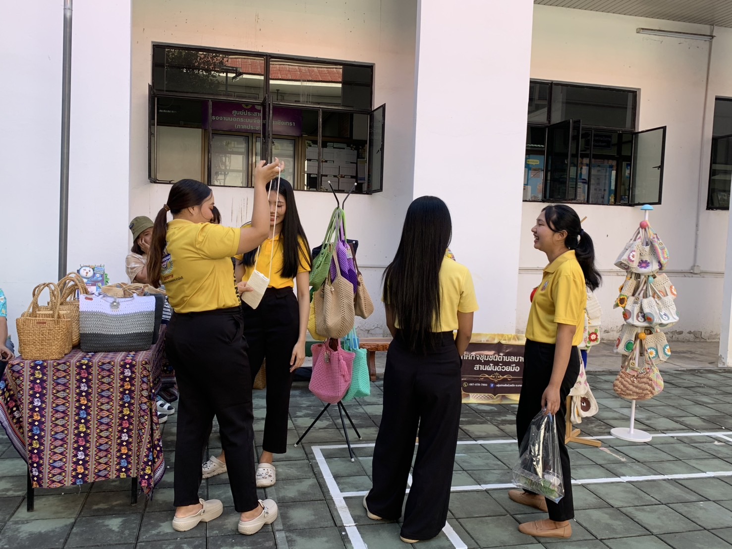 🎁พช.ฉะเชิงเทรา ส่งเสริมช่องทางการจำหน่ายผลิตภัณฑ์ OTOP จังหวัดฉะเชิงเทรา ณ ตลาดกลางลาน@ศาลากลาง♾️ริ้ว