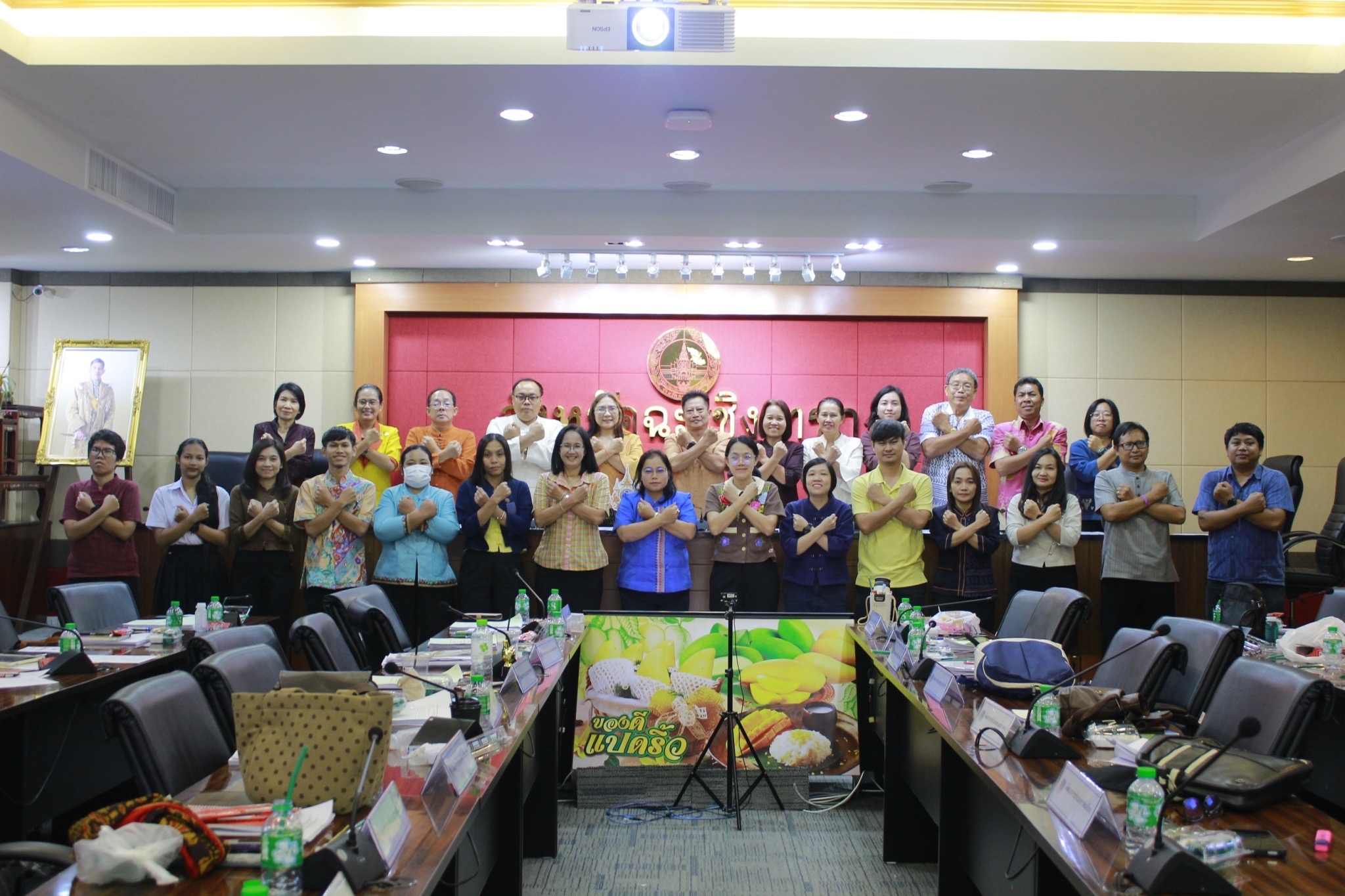 พช.แปดริ้ว ประชุมผู้บริหารและเจ้าหน้าที่พัฒนาชุมชนประจำเดือน มอบรางวัลและชี้แนวทางการพัฒนาองค์กร