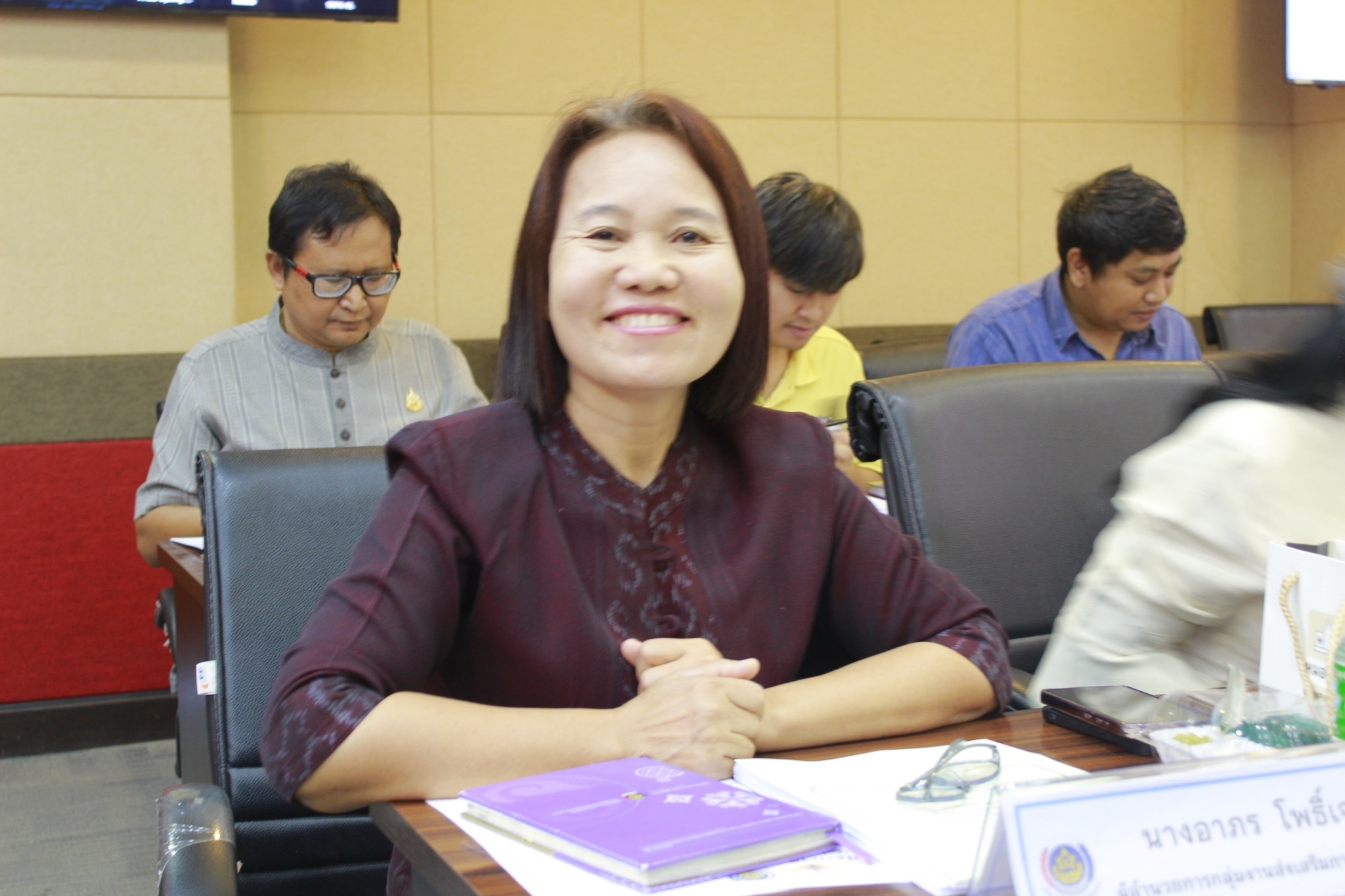 พช.แปดริ้ว ประชุมผู้บริหารและเจ้าหน้าที่พัฒนาชุมชนประจำเดือน มอบรางวัลและชี้แนวทางการพัฒนาองค์กร