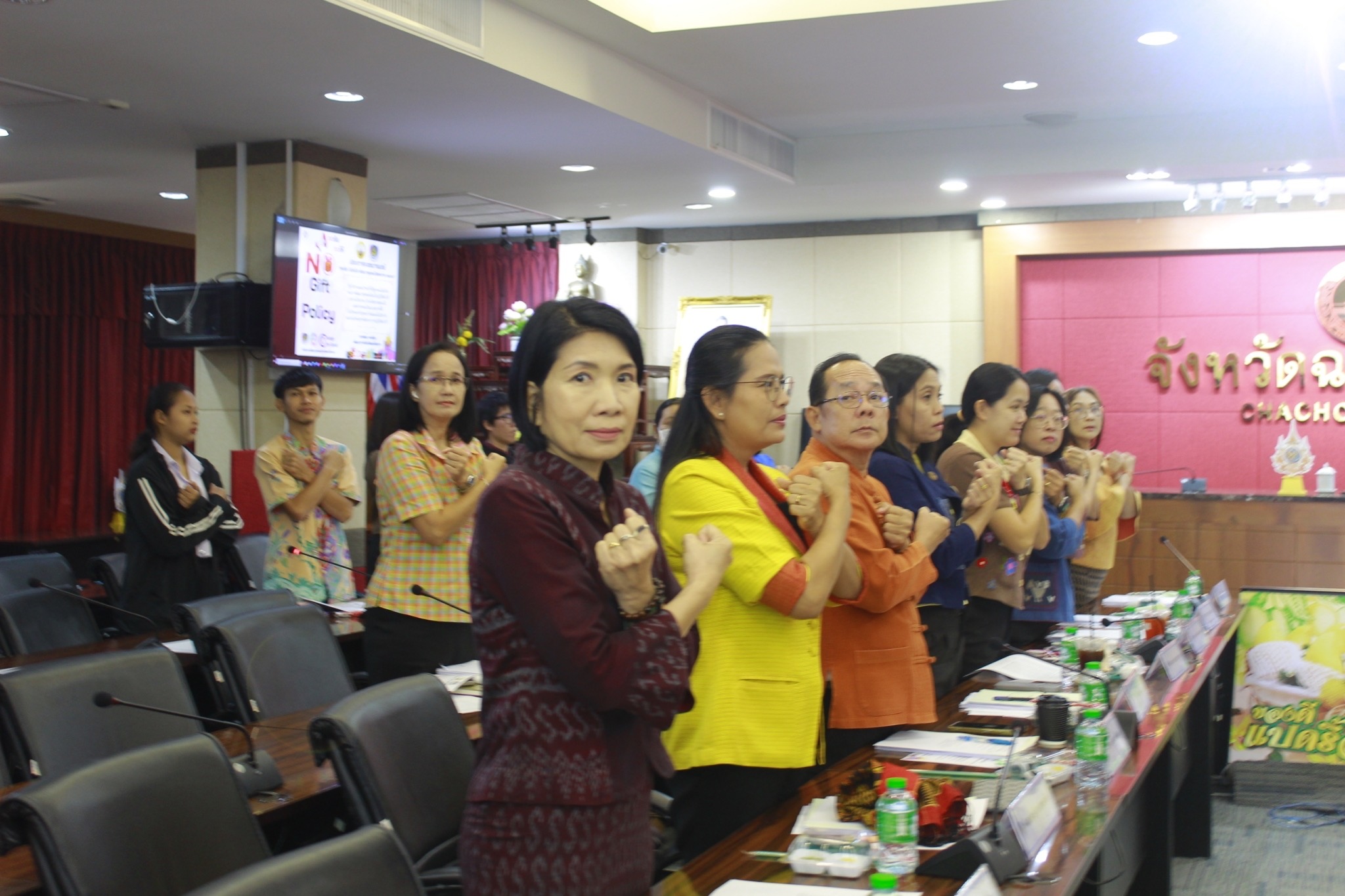 พช.แปดริ้ว ประชุมผู้บริหารและเจ้าหน้าที่พัฒนาชุมชนประจำเดือน มอบรางวัลและชี้แนวทางการพัฒนาองค์กร