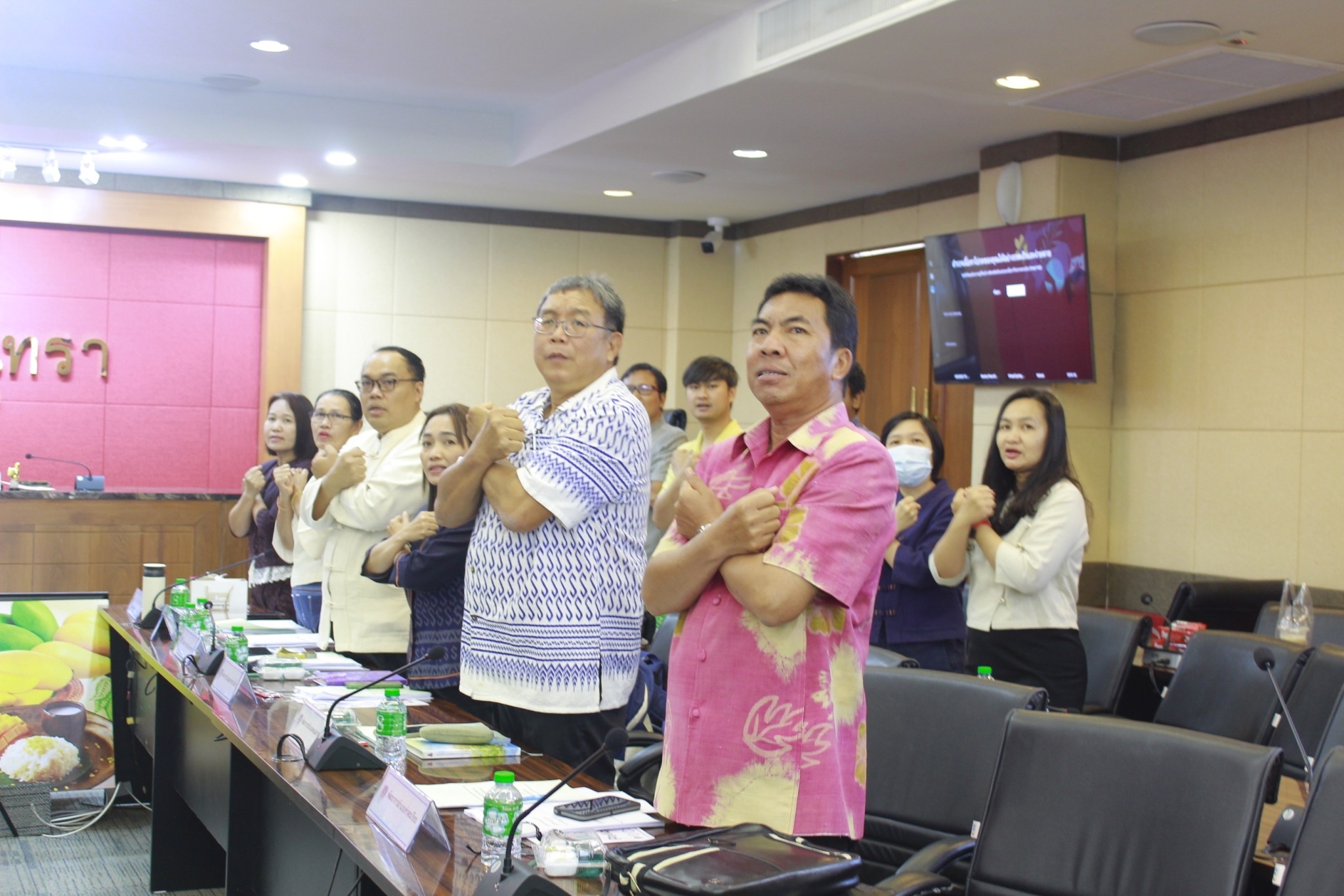 พช.แปดริ้ว ประชุมผู้บริหารและเจ้าหน้าที่พัฒนาชุมชนประจำเดือน มอบรางวัลและชี้แนวทางการพัฒนาองค์กร