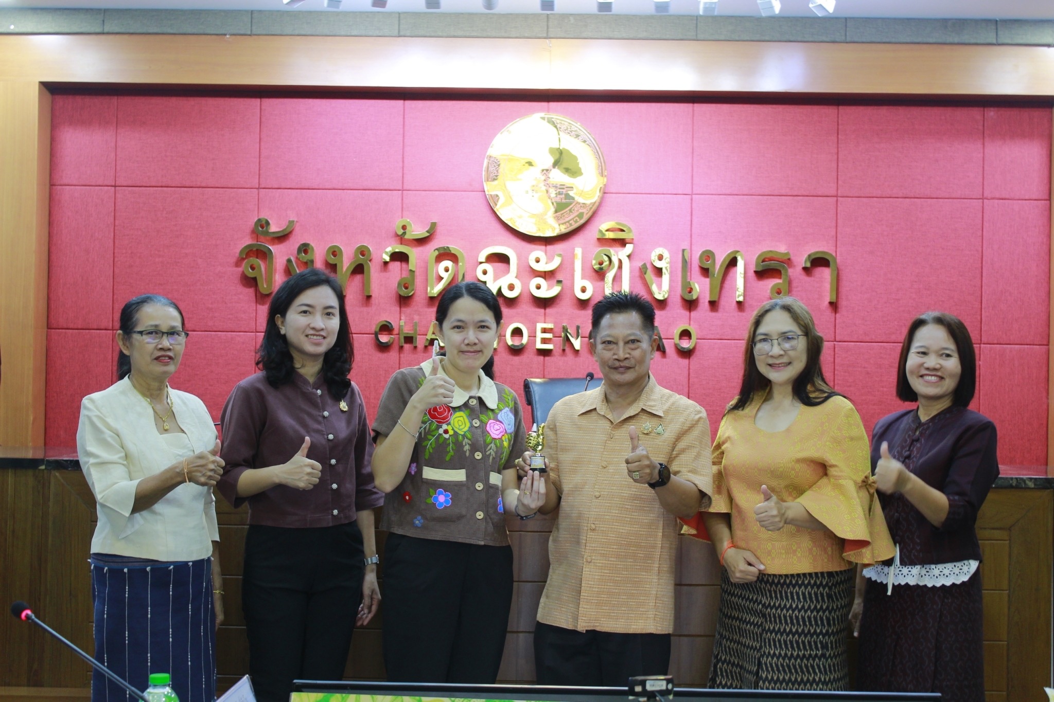 พช.แปดริ้ว ประชุมผู้บริหารและเจ้าหน้าที่พัฒนาชุมชนประจำเดือน มอบรางวัลและชี้แนวทางการพัฒนาองค์กร