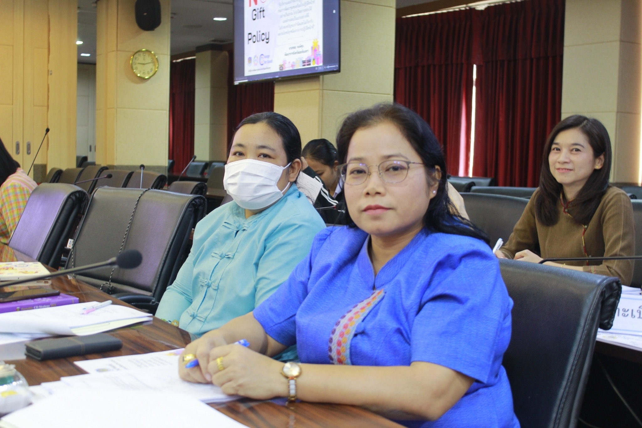 พช.แปดริ้ว ประชุมผู้บริหารและเจ้าหน้าที่พัฒนาชุมชนประจำเดือน มอบรางวัลและชี้แนวทางการพัฒนาองค์กร