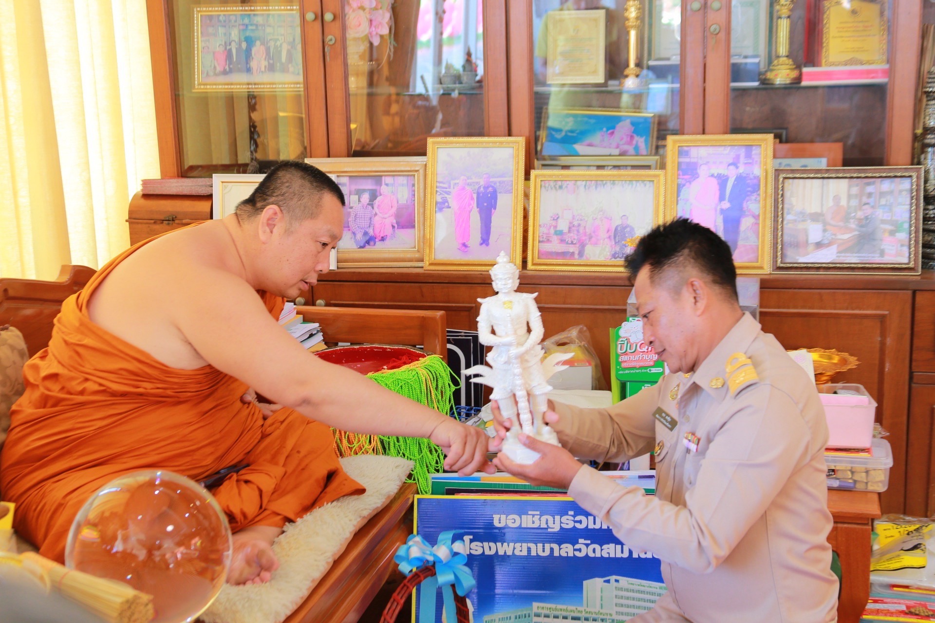 เริ่มต้นปีใหม่ด้วยพลังบุญ! พัฒนาการจังหวัดฉะเชิงเทรา นำทีมงานเข้าสักการะพระราชวชิรประชานาถ ณ วัดสมานรัตนาราม