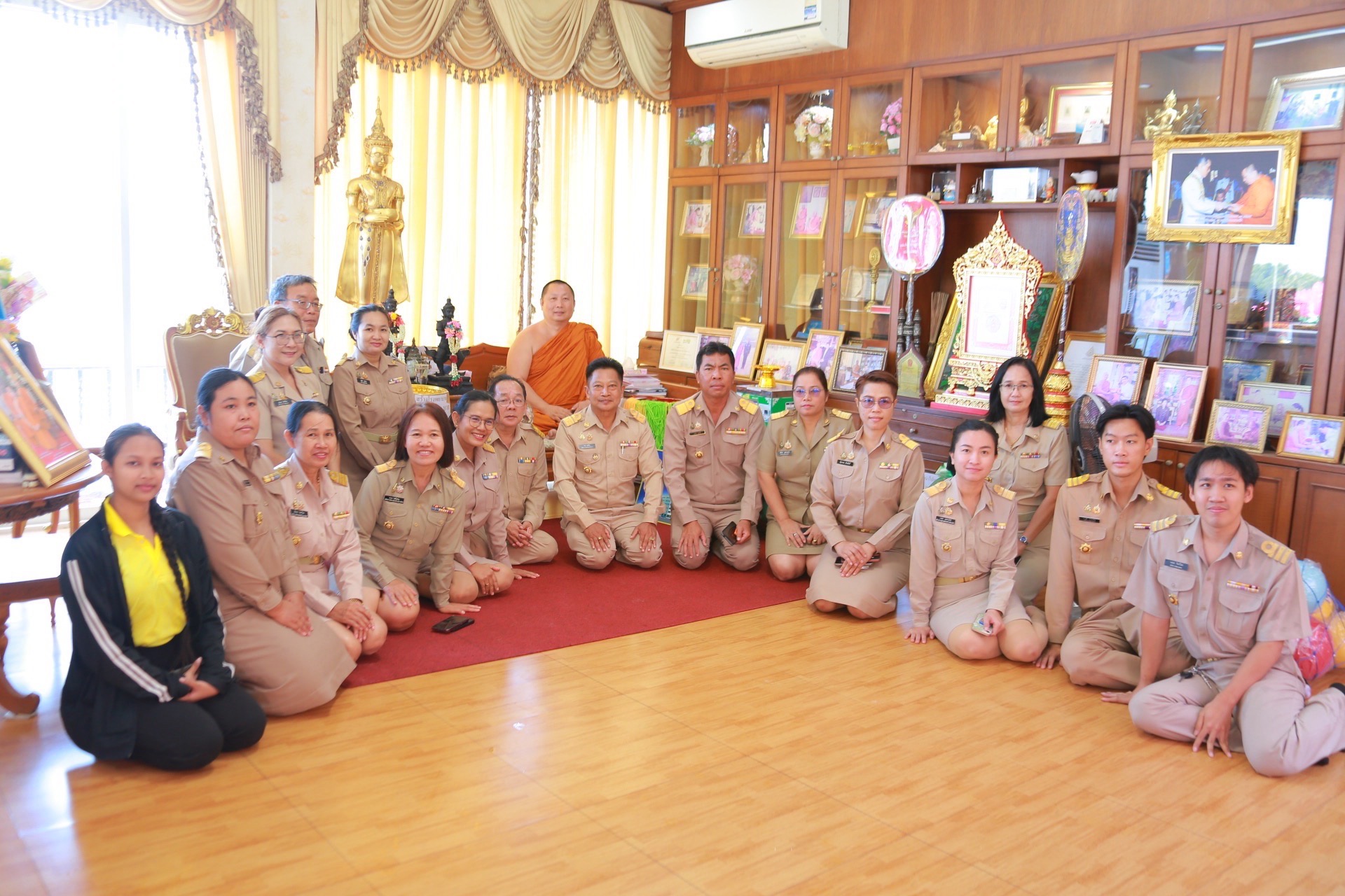 เริ่มต้นปีใหม่ด้วยพลังบุญ! พัฒนาการจังหวัดฉะเชิงเทรา นำทีมงานเข้าสักการะพระราชวชิรประชานาถ ณ วัดสมานรัตนาราม