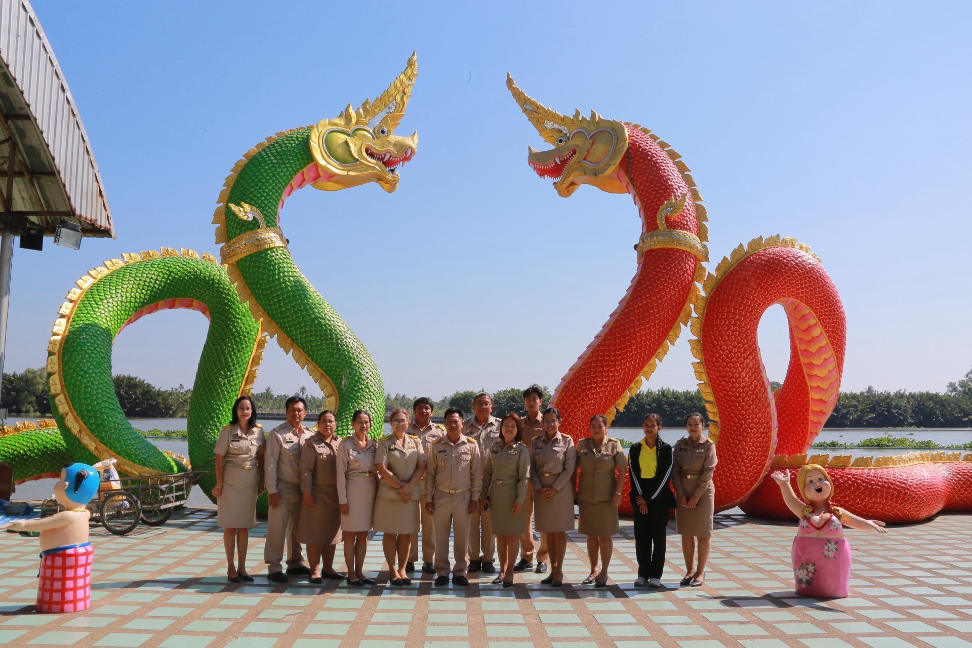 เริ่มต้นปีใหม่ด้วยพลังบุญ! พัฒนาการจังหวัดฉะเชิงเทรา นำทีมงานเข้าสักการะพระราชวชิรประชานาถ ณ วัดสมานรัตนาราม