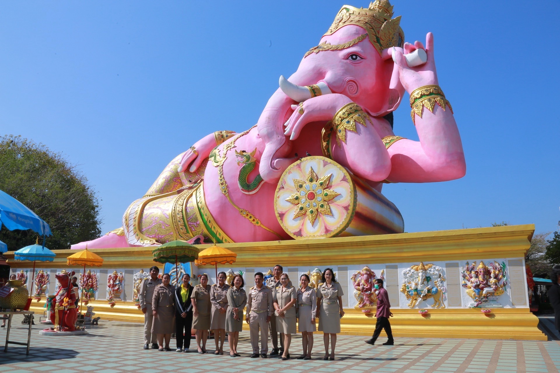 เริ่มต้นปีใหม่ด้วยพลังบุญ! พัฒนาการจังหวัดฉะเชิงเทรา นำทีมงานเข้าสักการะพระราชวชิรประชานาถ ณ วัดสมานรัตนาราม