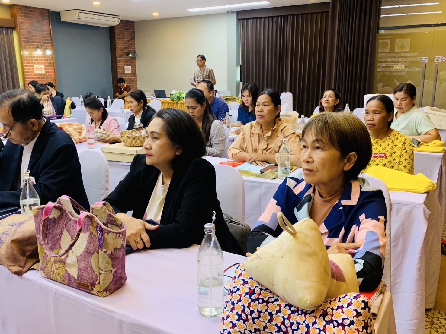 🕸️พช.ฉะเชิงเทรา ดำเนินโครงการพัฒนาศักยภาพเครือข่ายองค์ความรู้ (Knowledge Based OTOP : KBO) จังหวัด กิจกรรมประชุมเชิงปฏิบัติการให้ความรู้แก่ผู้ผลิต ผู้ประกอบการ OTOP