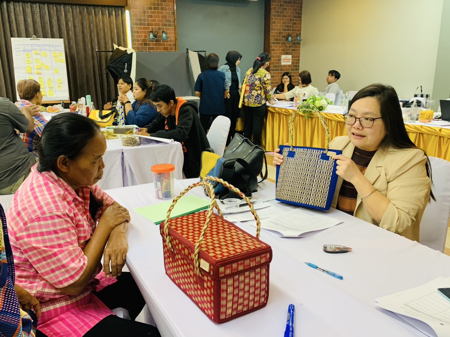 🕸️พช.ฉะเชิงเทรา ดำเนินโครงการพัฒนาศักยภาพเครือข่ายองค์ความรู้ (Knowledge Based OTOP : KBO) จังหวัด กิจกรรมประชุมเชิงปฏิบัติการให้ความรู้แก่ผู้ผลิต ผู้ประกอบการ OTOP (วันที่สอง)