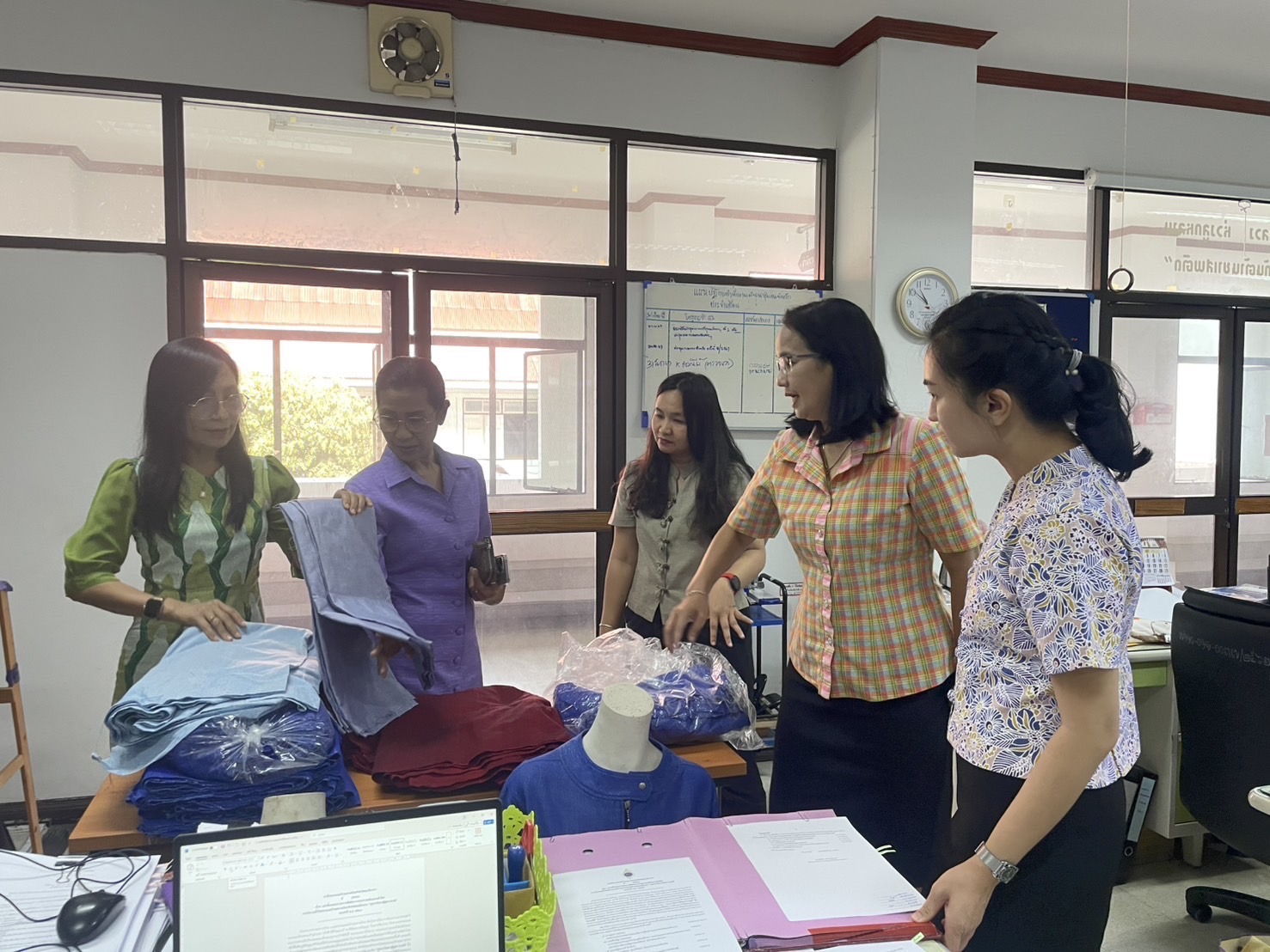 🧶พช.ฉะเชิงเทรา ส่งเสริมช่องทางการจำหน่ายผ้า สนับสนุนงานประกวดเดินแบบผ้าไทยภายใต้แนวคิด “บุหงาวันทาพัสตราภรณ์”