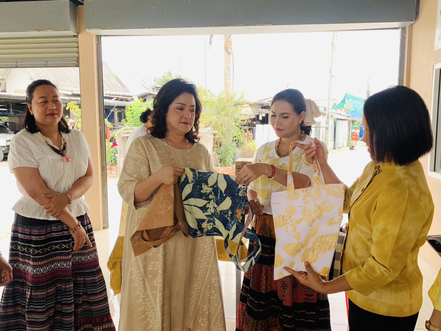 💃พช. ฉะเชิงเทรา ขับเคลื่อนโครงการ “ผ้าไทยใส่ให้สนุก”