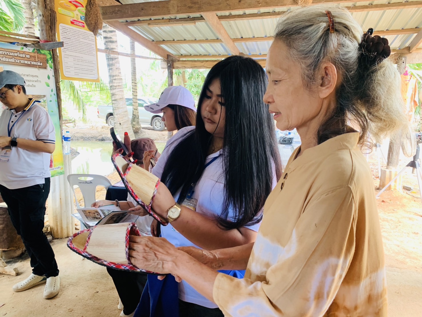 พช. ฉะเชิงเทรา สนับสนุนการดำเนินโครงการพัฒนาข้าราชการพลเรือนสามัญที่อยู่ระหว่างทดลองปฏิบัติราชการ ประจำปีงบประมาณ พ.ศ. 2568 กิจกรรมศึกษาดูงานและลงพื้นที่กลุ่มวิสาหกิจชุมชนแปลงใหญ่หมากมะพร้าว