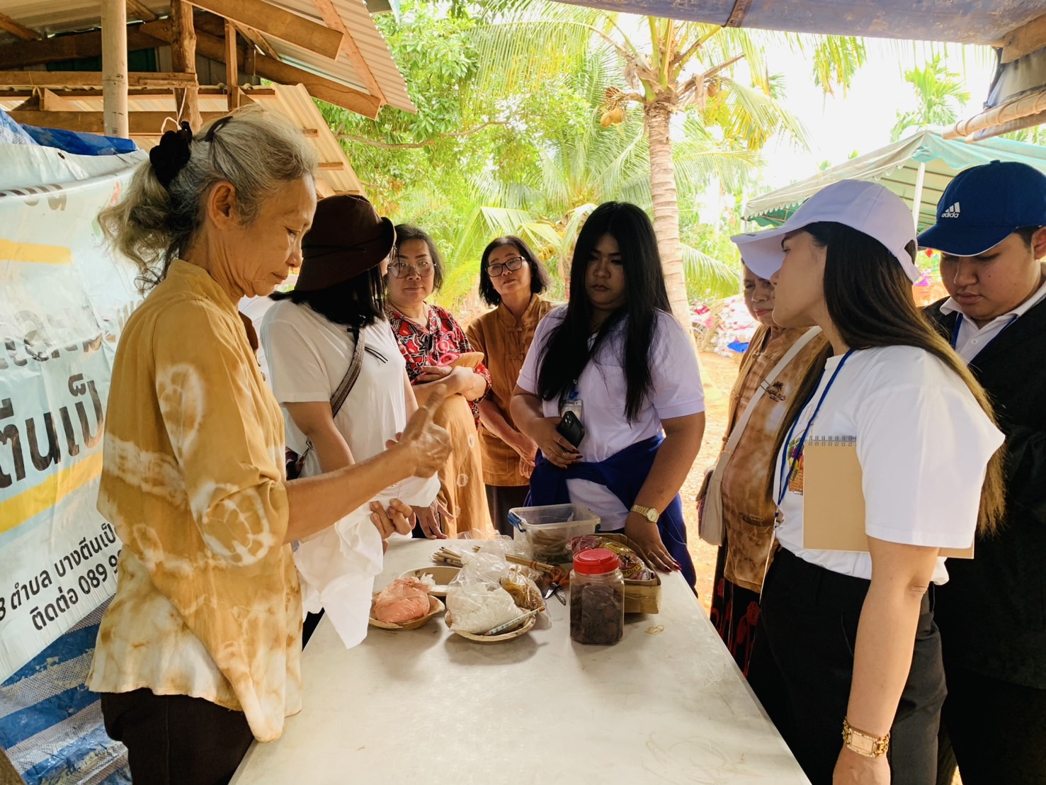 พช. ฉะเชิงเทรา สนับสนุนการดำเนินโครงการพัฒนาข้าราชการพลเรือนสามัญที่อยู่ระหว่างทดลองปฏิบัติราชการ ประจำปีงบประมาณ พ.ศ. 2568 กิจกรรมศึกษาดูงานและลงพื้นที่กลุ่มวิสาหกิจชุมชนแปลงใหญ่หมากมะพร้าว