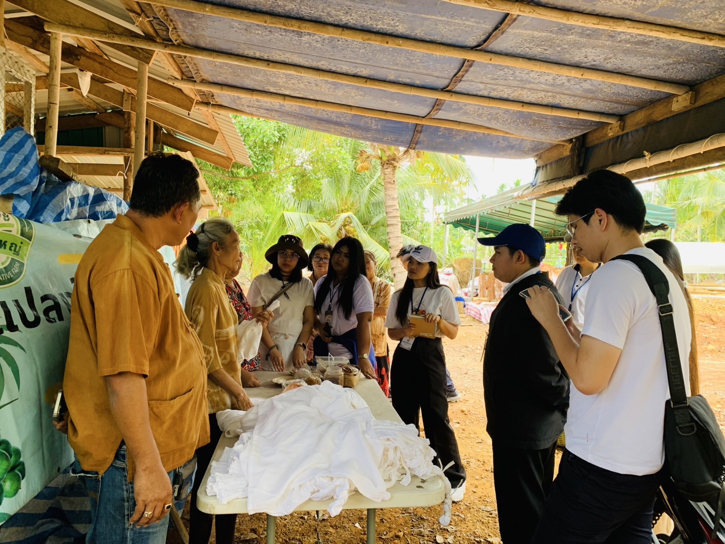 พช. ฉะเชิงเทรา สนับสนุนการดำเนินโครงการพัฒนาข้าราชการพลเรือนสามัญที่อยู่ระหว่างทดลองปฏิบัติราชการ ประจำปีงบประมาณ พ.ศ. 2568 กิจกรรมศึกษาดูงานและลงพื้นที่กลุ่มวิสาหกิจชุมชนแปลงใหญ่หมากมะพร้าว