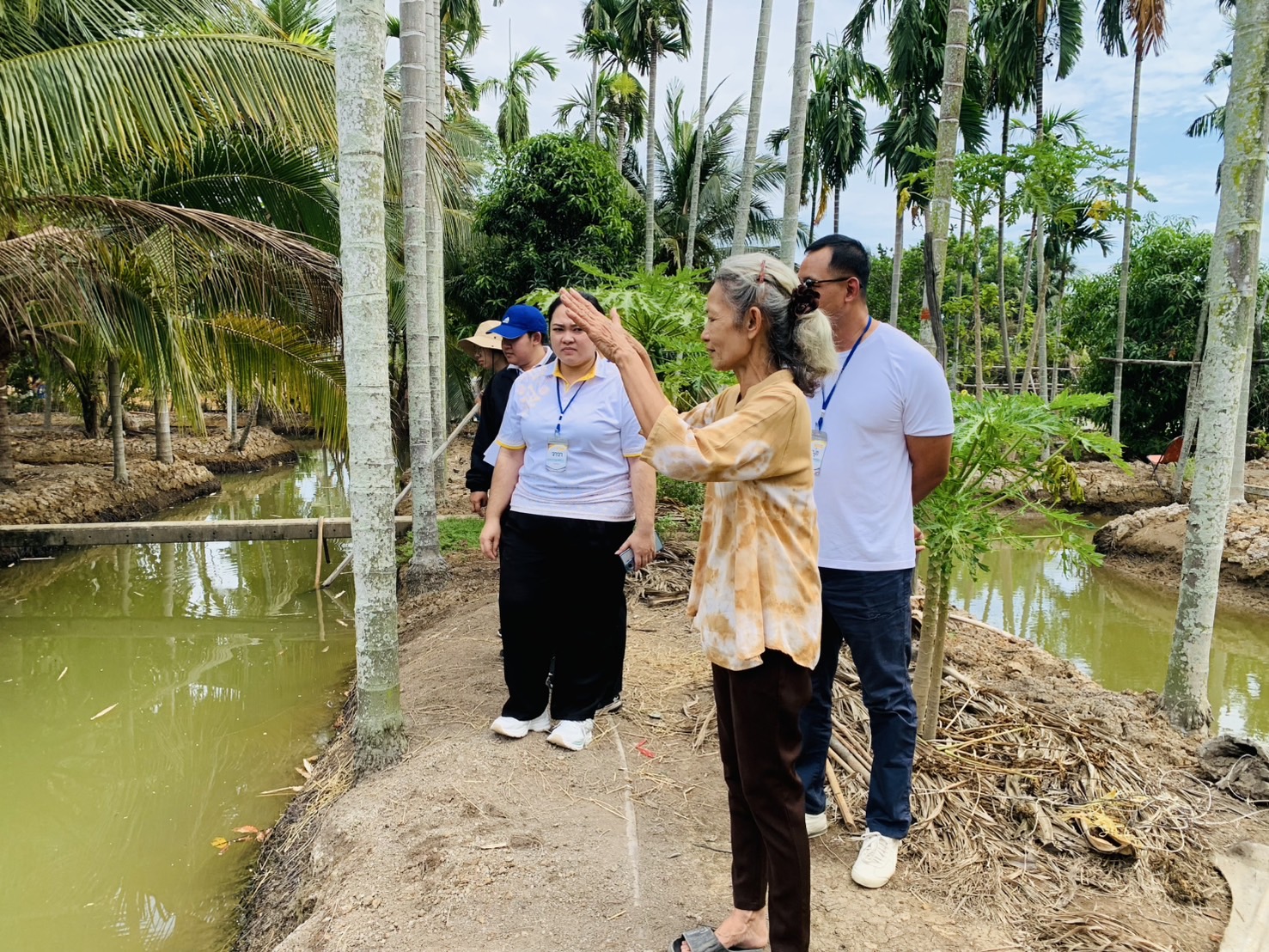 พช. ฉะเชิงเทรา สนับสนุนการดำเนินโครงการพัฒนาข้าราชการพลเรือนสามัญที่อยู่ระหว่างทดลองปฏิบัติราชการ ประจำปีงบประมาณ พ.ศ. 2568 กิจกรรมศึกษาดูงานและลงพื้นที่กลุ่มวิสาหกิจชุมชนแปลงใหญ่หมากมะพร้าว