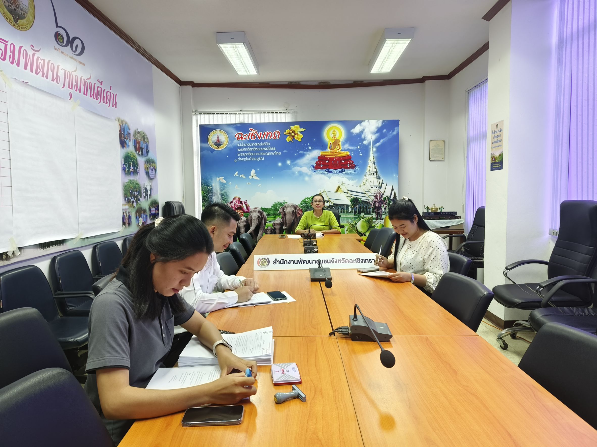 พช.ฉะเชิงเทรา ร่วมประชุมชี้แจงเร่งรัด กำกับ ติดตาม การดำเนินงานกองทุนพัฒนาบทบาทสตรี ผ่านระบบ Video Conference