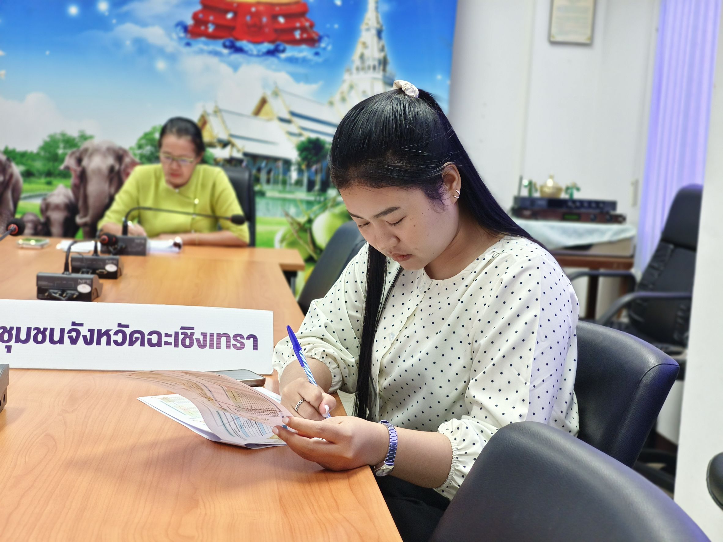 พช.ฉะเชิงเทรา ร่วมประชุมชี้แจงเร่งรัด กำกับ ติดตาม การดำเนินงานกองทุนพัฒนาบทบาทสตรี ผ่านระบบ Video Conference