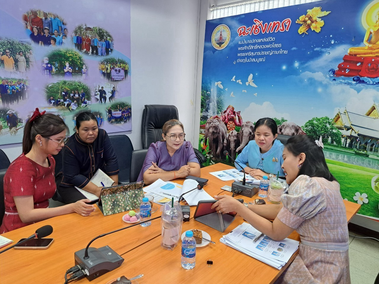 พช.ฉะเชิงเทรา สนับสนุนและให้ข้อมูลการดำเนินงานสารสนเทศตำบลต้นแบบเพื่อพัฒนาคุณภาพชีวิต