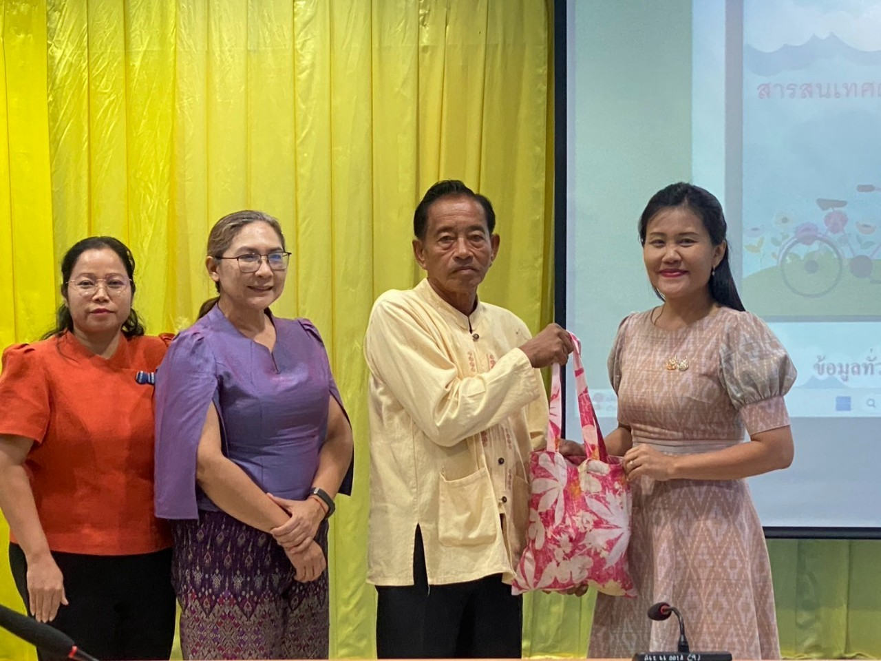 พช.ฉะเชิงเทรา สนับสนุนและให้ข้อมูลการดำเนินงานสารสนเทศตำบลต้นแบบเพื่อพัฒนาคุณภาพชีวิต