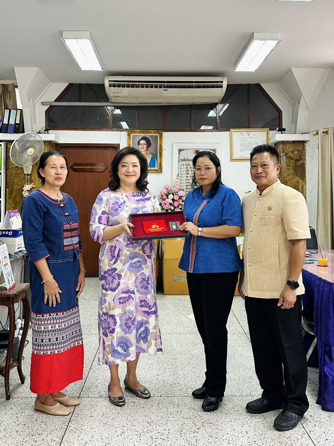 พช.แปดริ้ว แสดงความยินดีกับพัฒนาการอำเภอคลองเขื่อน รับรางวัลจากสลากกาชาดการกุศล