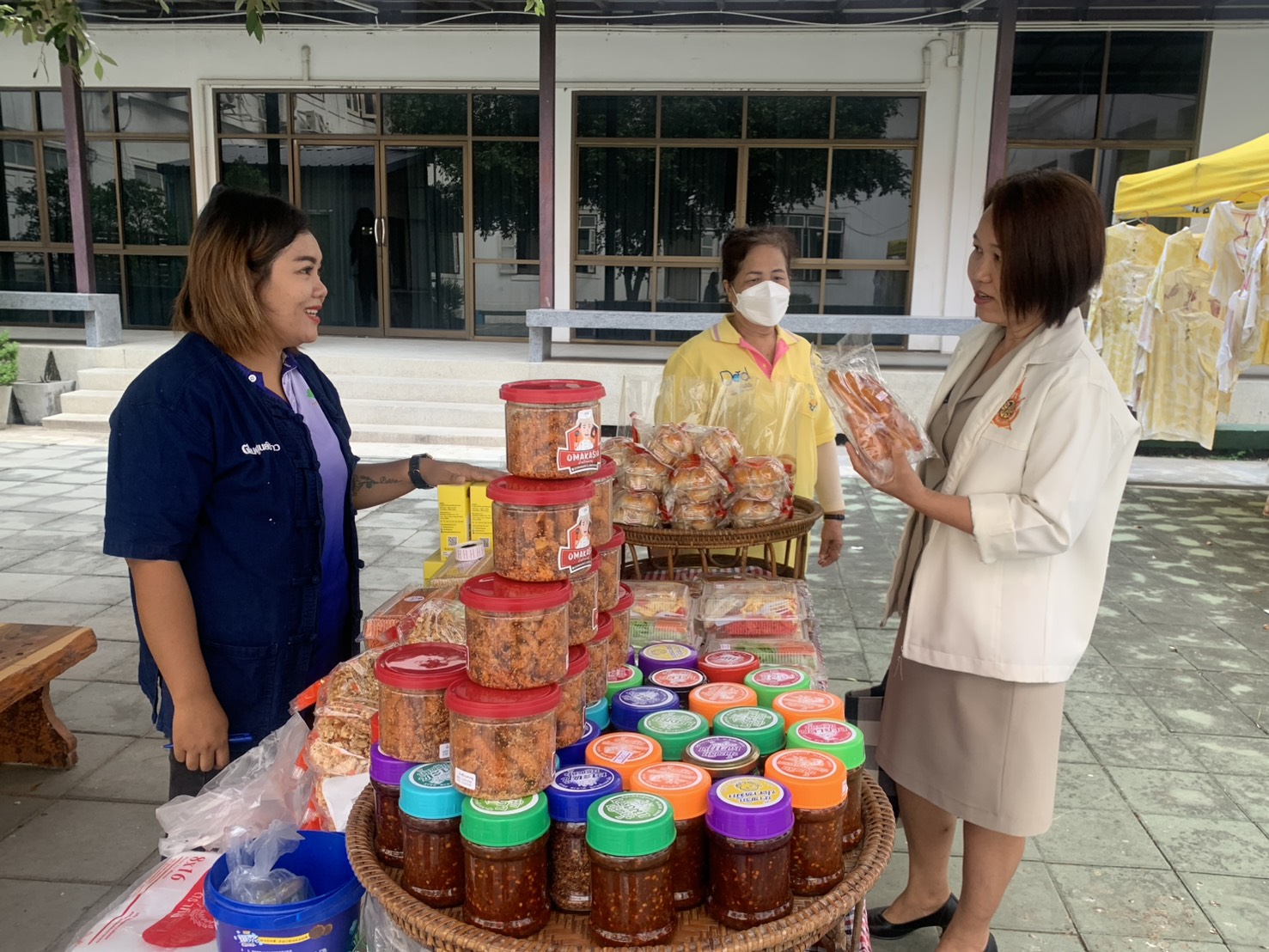🥬🥗พช.ฉะเชิงเทรา ส่งเสริมช่องทางการจำหน่ายผลิตภัณฑ์ OTOP จังหวัดฉะเชิงเทรา ณ ตลาดกลางลาน@ศาลากลาง♾️ริ้ว