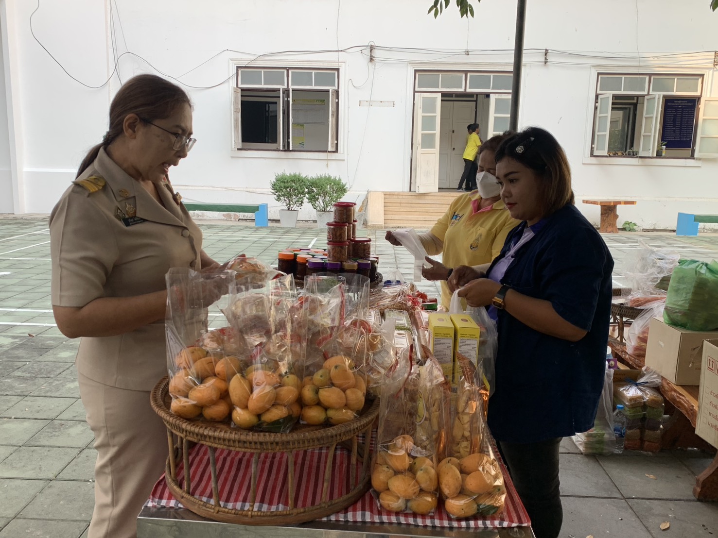 🥬🥗พช.ฉะเชิงเทรา ส่งเสริมช่องทางการจำหน่ายผลิตภัณฑ์ OTOP จังหวัดฉะเชิงเทรา ณ ตลาดกลางลาน@ศาลากลาง♾️ริ้ว