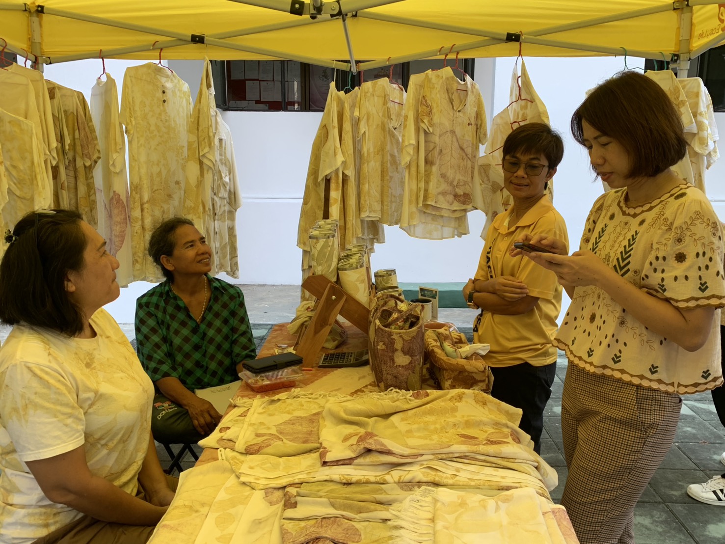 🥬🥗พช.ฉะเชิงเทรา ส่งเสริมช่องทางการจำหน่ายผลิตภัณฑ์ OTOP จังหวัดฉะเชิงเทรา ณ ตลาดกลางลาน@ศาลากลาง♾️ริ้ว