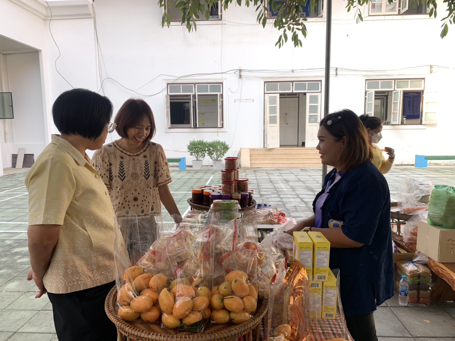 🥬🥗พช.ฉะเชิงเทรา ส่งเสริมช่องทางการจำหน่ายผลิตภัณฑ์ OTOP จังหวัดฉะเชิงเทรา ณ ตลาดกลางลาน@ศาลากลาง♾️ริ้ว