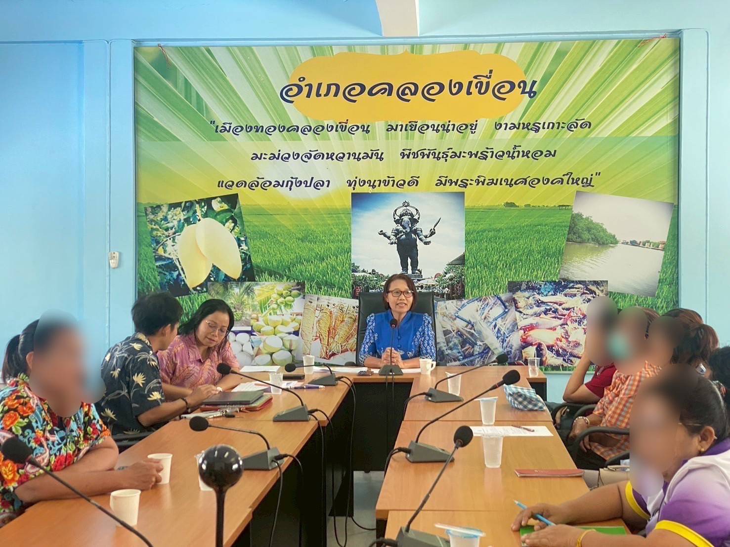 พช.แปดริ้ว ปูพรมติดตามหนี้! เสริมโอกาสใหม่แก่ลูกหนี้กองทุนพัฒนาบทบาทสตรี เดินหน้ากระบวนการไกล่เกลี่ยข้อพิพาท ครบทั้ง 11 อำเภอของฉะเชิงเทรา ⚖️✨