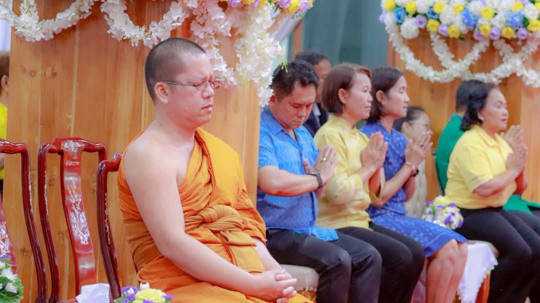 พช. ฉะเชิงเทรา ร่วมพิธีถวายภัตตาหารเพล ในกิจกรรมบรรพชาสามเณรภาคฤดูร้อนเฉลิมพระเกียรติฯ