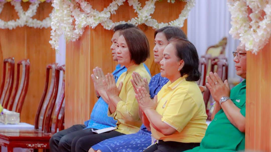 พช. ฉะเชิงเทรา ร่วมพิธีถวายภัตตาหารเพล ในกิจกรรมบรรพชาสามเณรภาคฤดูร้อนเฉลิมพระเกียรติฯ