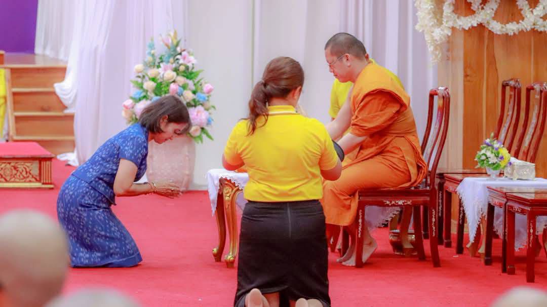 พช. ฉะเชิงเทรา ร่วมพิธีถวายภัตตาหารเพล ในกิจกรรมบรรพชาสามเณรภาคฤดูร้อนเฉลิมพระเกียรติฯ