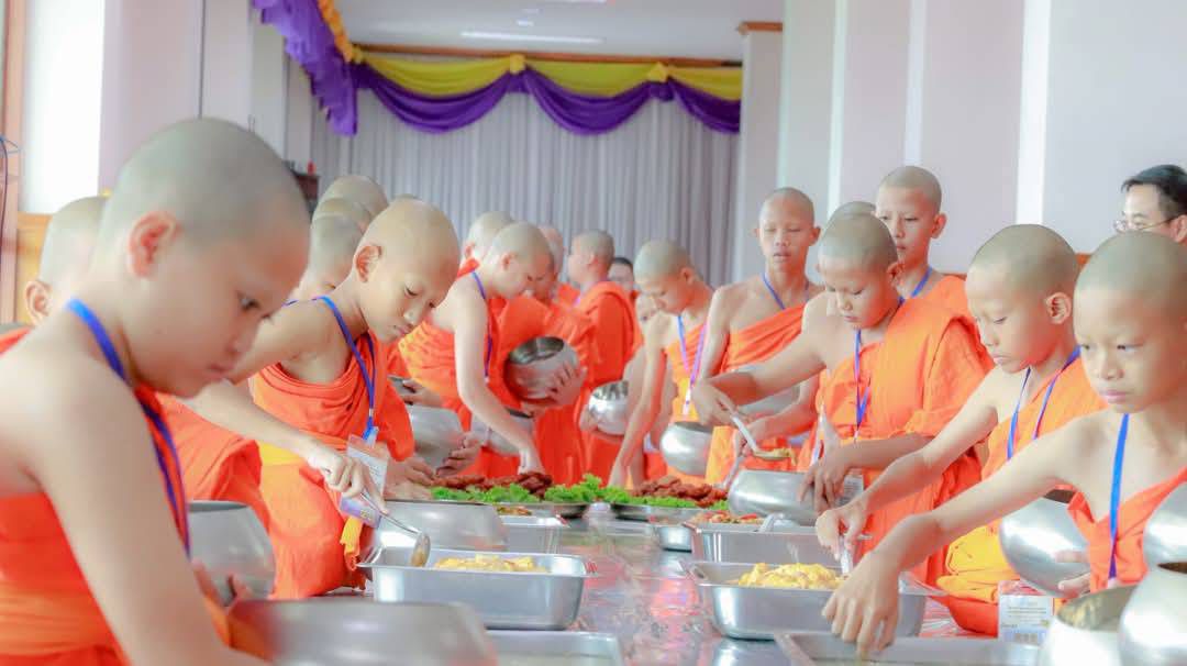 พช. ฉะเชิงเทรา ร่วมพิธีถวายภัตตาหารเพล ในกิจกรรมบรรพชาสามเณรภาคฤดูร้อนเฉลิมพระเกียรติฯ