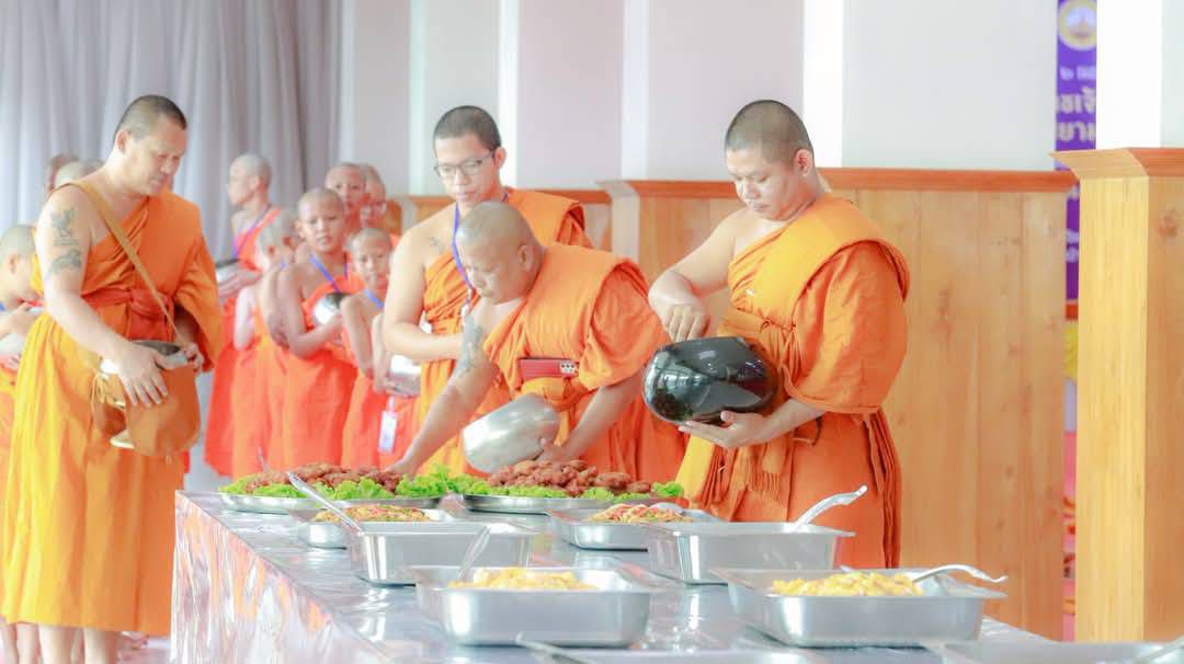 พช. ฉะเชิงเทรา ร่วมพิธีถวายภัตตาหารเพล ในกิจกรรมบรรพชาสามเณรภาคฤดูร้อนเฉลิมพระเกียรติฯ
