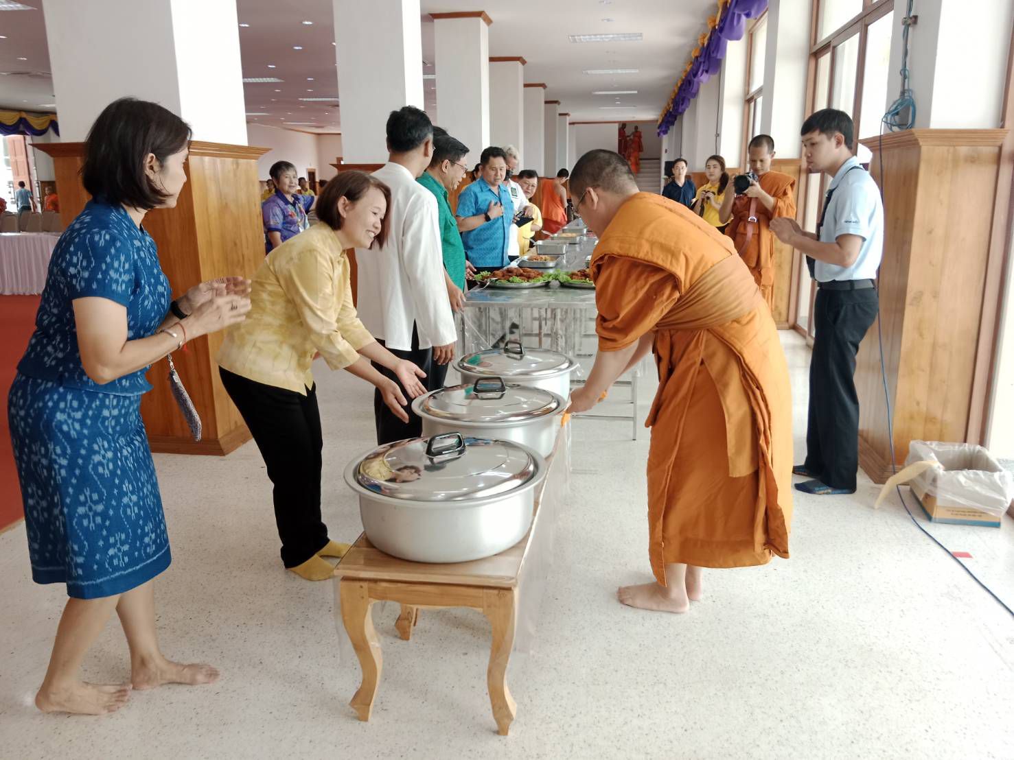 พช. ฉะเชิงเทรา ร่วมพิธีถวายภัตตาหารเพล ในกิจกรรมบรรพชาสามเณรภาคฤดูร้อนเฉลิมพระเกียรติฯ