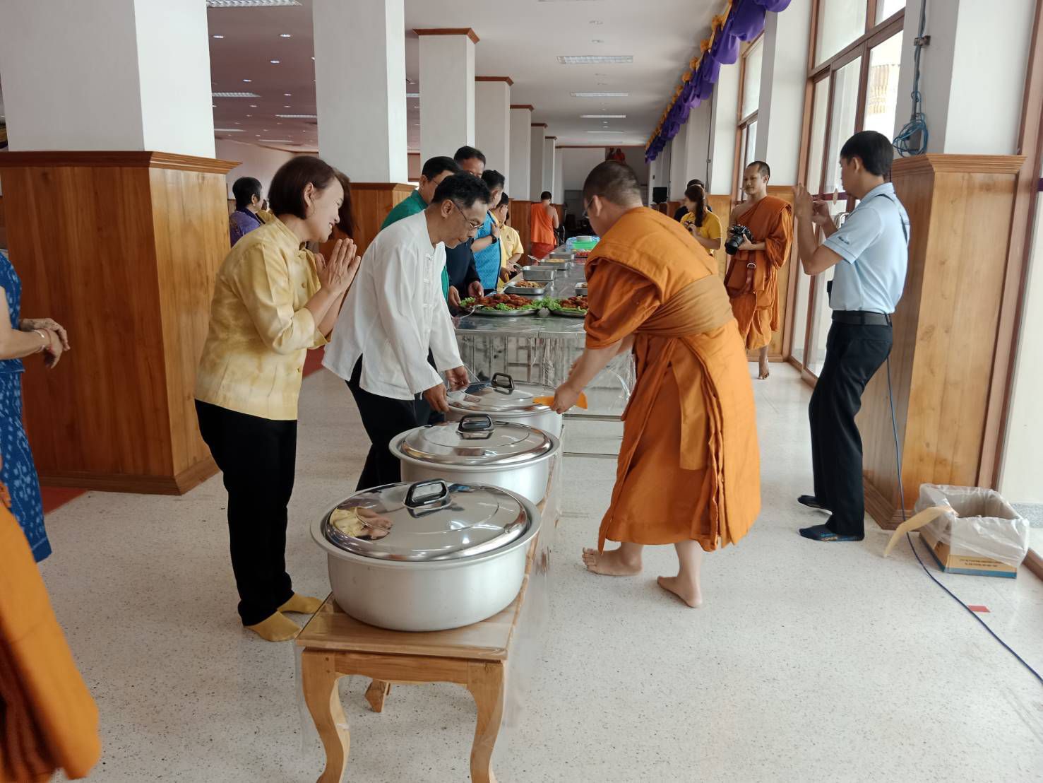 พช. ฉะเชิงเทรา ร่วมพิธีถวายภัตตาหารเพล ในกิจกรรมบรรพชาสามเณรภาคฤดูร้อนเฉลิมพระเกียรติฯ