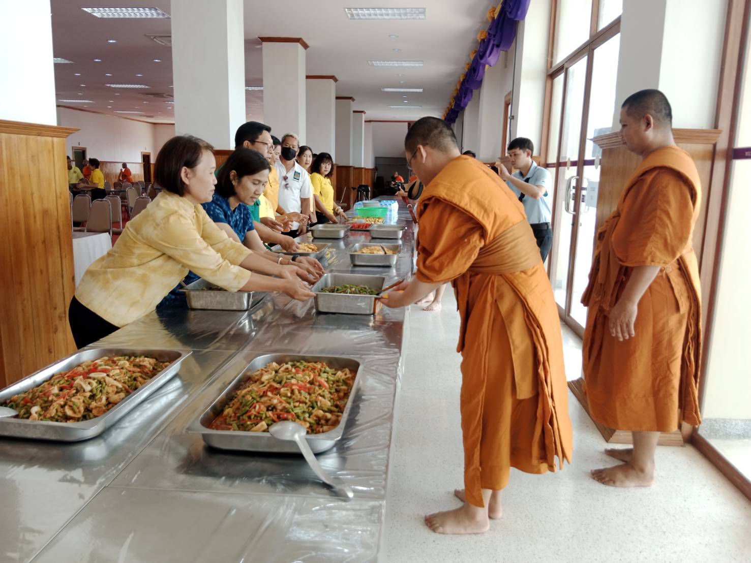 พช. ฉะเชิงเทรา ร่วมพิธีถวายภัตตาหารเพล ในกิจกรรมบรรพชาสามเณรภาคฤดูร้อนเฉลิมพระเกียรติฯ