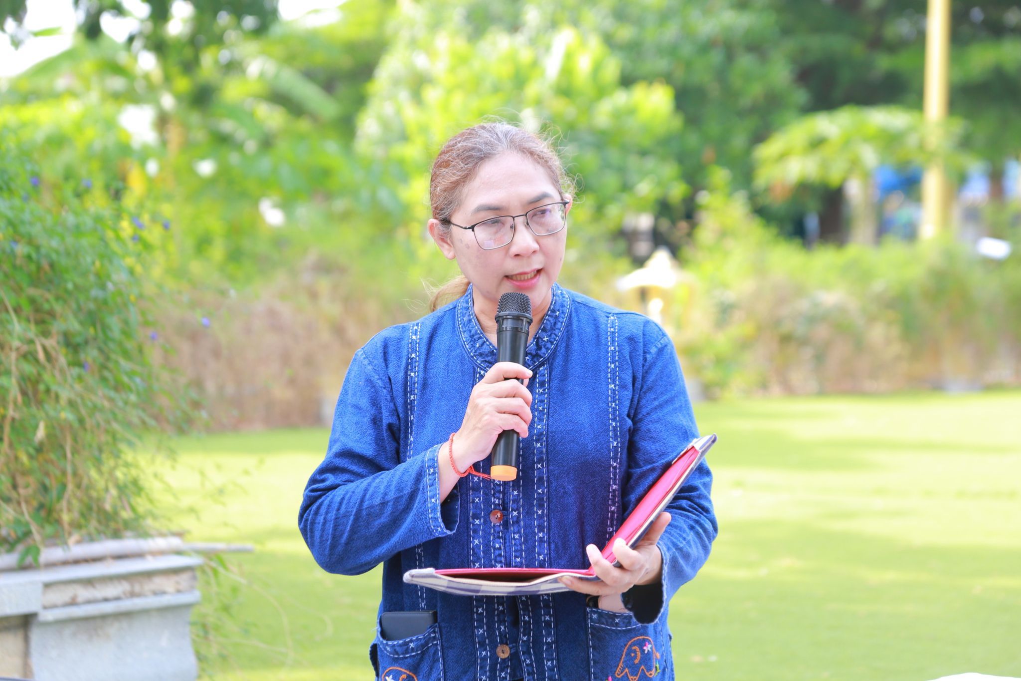 จังหวัดฉะเชิงเทราเดินหน้าส่งเสริมการพัฒนาชุมชนอย่างยั่งยืน ผ่านกิจกรรม “วัดโสธรฯ มีรัก ปลูกผักแบ่งปัน” ซึ่งจัดขึ้นเมื่อวันที่ 4 เมษายน 2568 ณ แปลงผัก วัดโสธรวราราม วรวิหาร โดยมีเป้าหมายเพื่อสร้างแหล่งอาหารชุมชน และส่งเสริมการพึ่งพาตนเองตามหลักเศรษฐกิจพอเพียง