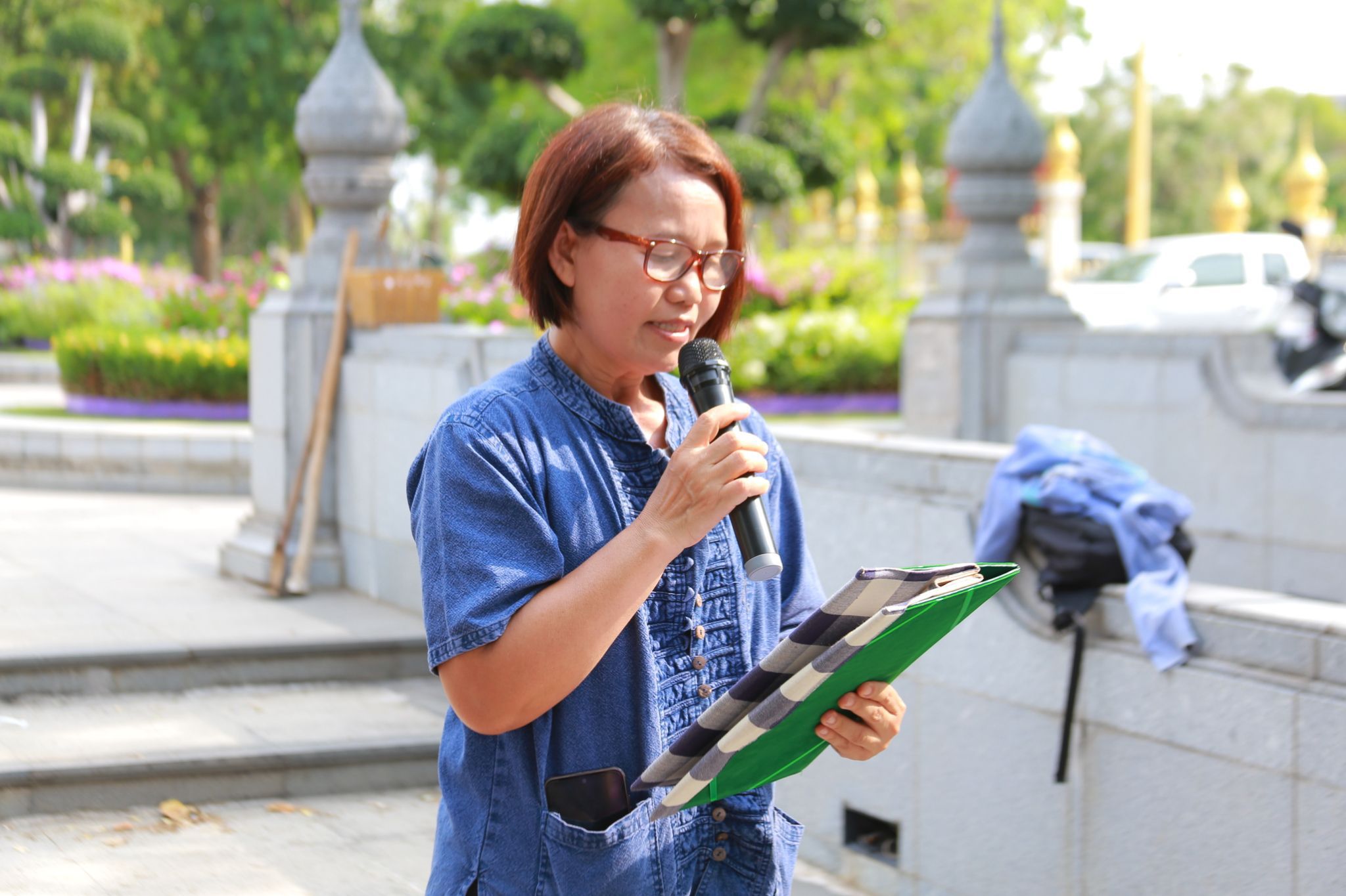 จังหวัดฉะเชิงเทราเดินหน้าส่งเสริมการพัฒนาชุมชนอย่างยั่งยืน ผ่านกิจกรรม “วัดโสธรฯ มีรัก ปลูกผักแบ่งปัน” ซึ่งจัดขึ้นเมื่อวันที่ 4 เมษายน 2568 ณ แปลงผัก วัดโสธรวราราม วรวิหาร โดยมีเป้าหมายเพื่อสร้างแหล่งอาหารชุมชน และส่งเสริมการพึ่งพาตนเองตามหลักเศรษฐกิจพอเพียง