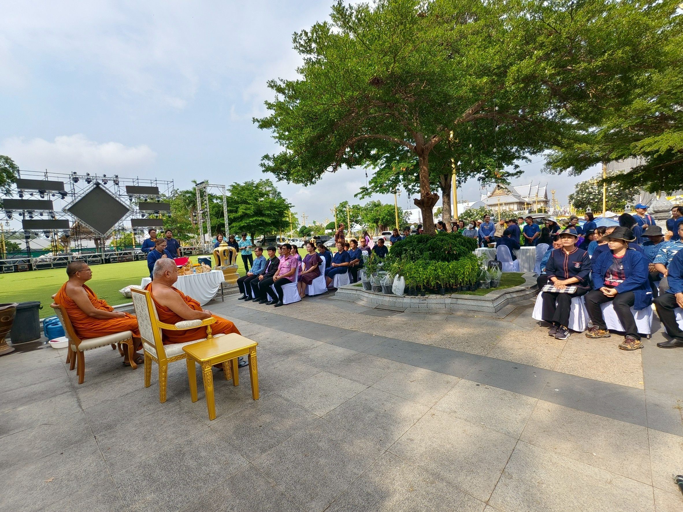 จังหวัดฉะเชิงเทราเดินหน้าส่งเสริมการพัฒนาชุมชนอย่างยั่งยืน ผ่านกิจกรรม “วัดโสธรฯ มีรัก ปลูกผักแบ่งปัน” ซึ่งจัดขึ้นเมื่อวันที่ 4 เมษายน 2568 ณ แปลงผัก วัดโสธรวราราม วรวิหาร โดยมีเป้าหมายเพื่อสร้างแหล่งอาหารชุมชน และส่งเสริมการพึ่งพาตนเองตามหลักเศรษฐกิจพอเพียง