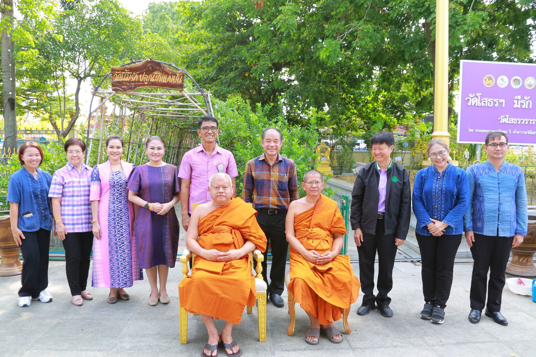 จังหวัดฉะเชิงเทราเดินหน้าส่งเสริมการพัฒนาชุมชนอย่างยั่งยืน ผ่านกิจกรรม “วัดโสธรฯ มีรัก ปลูกผักแบ่งปัน” ซึ่งจัดขึ้นเมื่อวันที่ 4 เมษายน 2568 ณ แปลงผัก วัดโสธรวราราม วรวิหาร โดยมีเป้าหมายเพื่อสร้างแหล่งอาหารชุมชน และส่งเสริมการพึ่งพาตนเองตามหลักเศรษฐกิจพอเพียง