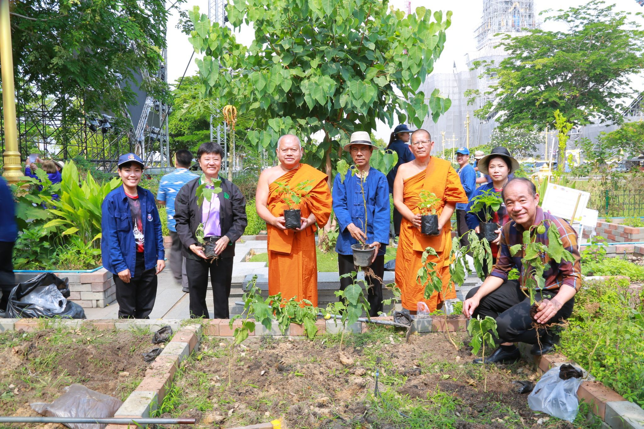 จังหวัดฉะเชิงเทราเดินหน้าส่งเสริมการพัฒนาชุมชนอย่างยั่งยืน ผ่านกิจกรรม “วัดโสธรฯ มีรัก ปลูกผักแบ่งปัน” ซึ่งจัดขึ้นเมื่อวันที่ 4 เมษายน 2568 ณ แปลงผัก วัดโสธรวราราม วรวิหาร โดยมีเป้าหมายเพื่อสร้างแหล่งอาหารชุมชน และส่งเสริมการพึ่งพาตนเองตามหลักเศรษฐกิจพอเพียง