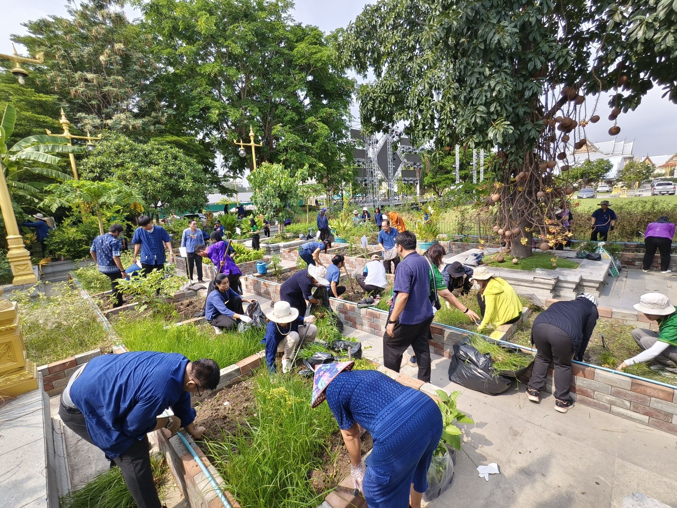 จังหวัดฉะเชิงเทราเดินหน้าส่งเสริมการพัฒนาชุมชนอย่างยั่งยืน ผ่านกิจกรรม “วัดโสธรฯ มีรัก ปลูกผักแบ่งปัน” ซึ่งจัดขึ้นเมื่อวันที่ 4 เมษายน 2568 ณ แปลงผัก วัดโสธรวราราม วรวิหาร โดยมีเป้าหมายเพื่อสร้างแหล่งอาหารชุมชน และส่งเสริมการพึ่งพาตนเองตามหลักเศรษฐกิจพอเพียง