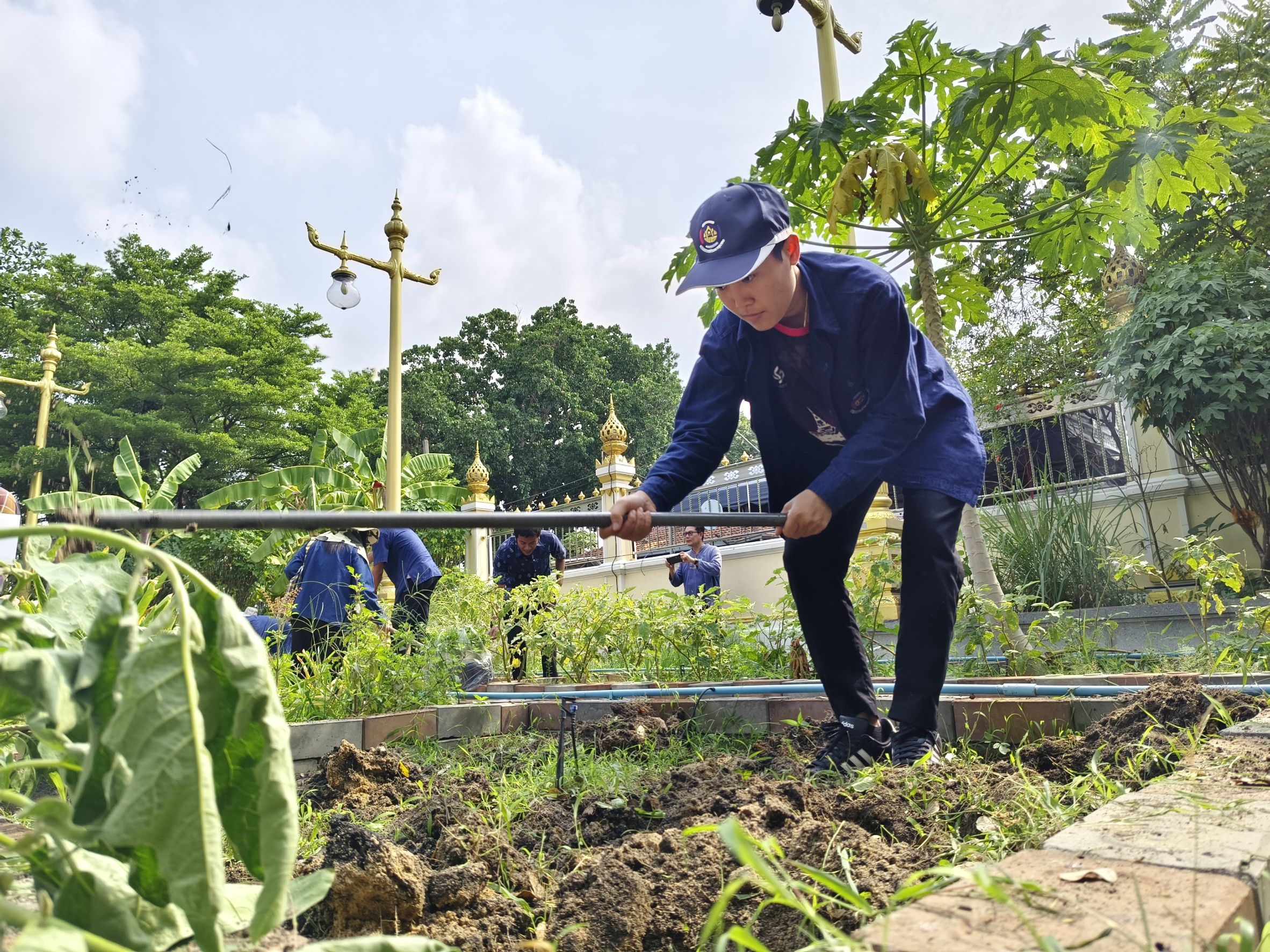 จังหวัดฉะเชิงเทราเดินหน้าส่งเสริมการพัฒนาชุมชนอย่างยั่งยืน ผ่านกิจกรรม “วัดโสธรฯ มีรัก ปลูกผักแบ่งปัน” ซึ่งจัดขึ้นเมื่อวันที่ 4 เมษายน 2568 ณ แปลงผัก วัดโสธรวราราม วรวิหาร โดยมีเป้าหมายเพื่อสร้างแหล่งอาหารชุมชน และส่งเสริมการพึ่งพาตนเองตามหลักเศรษฐกิจพอเพียง