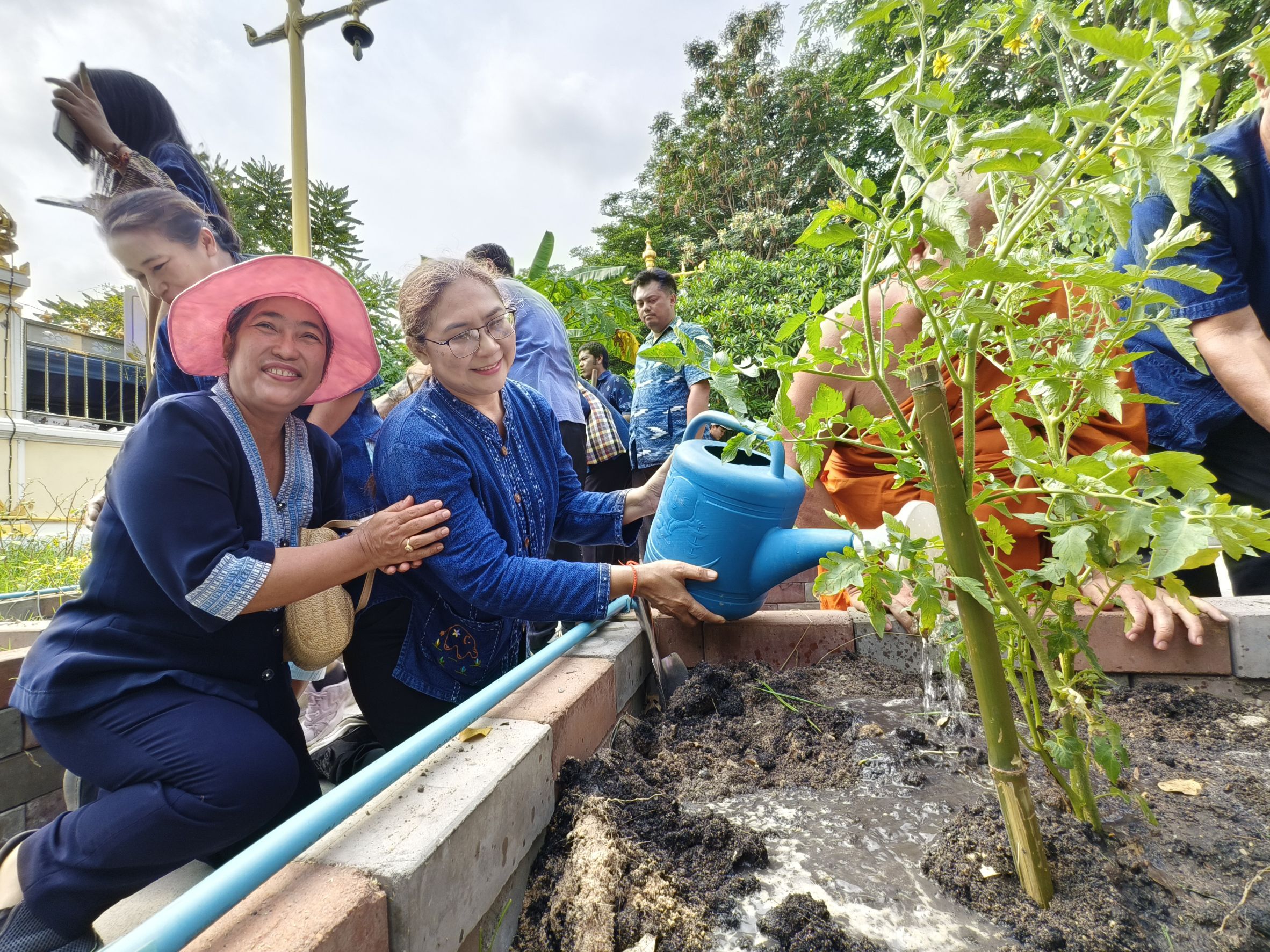 จังหวัดฉะเชิงเทราเดินหน้าส่งเสริมการพัฒนาชุมชนอย่างยั่งยืน ผ่านกิจกรรม “วัดโสธรฯ มีรัก ปลูกผักแบ่งปัน” ซึ่งจัดขึ้นเมื่อวันที่ 4 เมษายน 2568 ณ แปลงผัก วัดโสธรวราราม วรวิหาร โดยมีเป้าหมายเพื่อสร้างแหล่งอาหารชุมชน และส่งเสริมการพึ่งพาตนเองตามหลักเศรษฐกิจพอเพียง